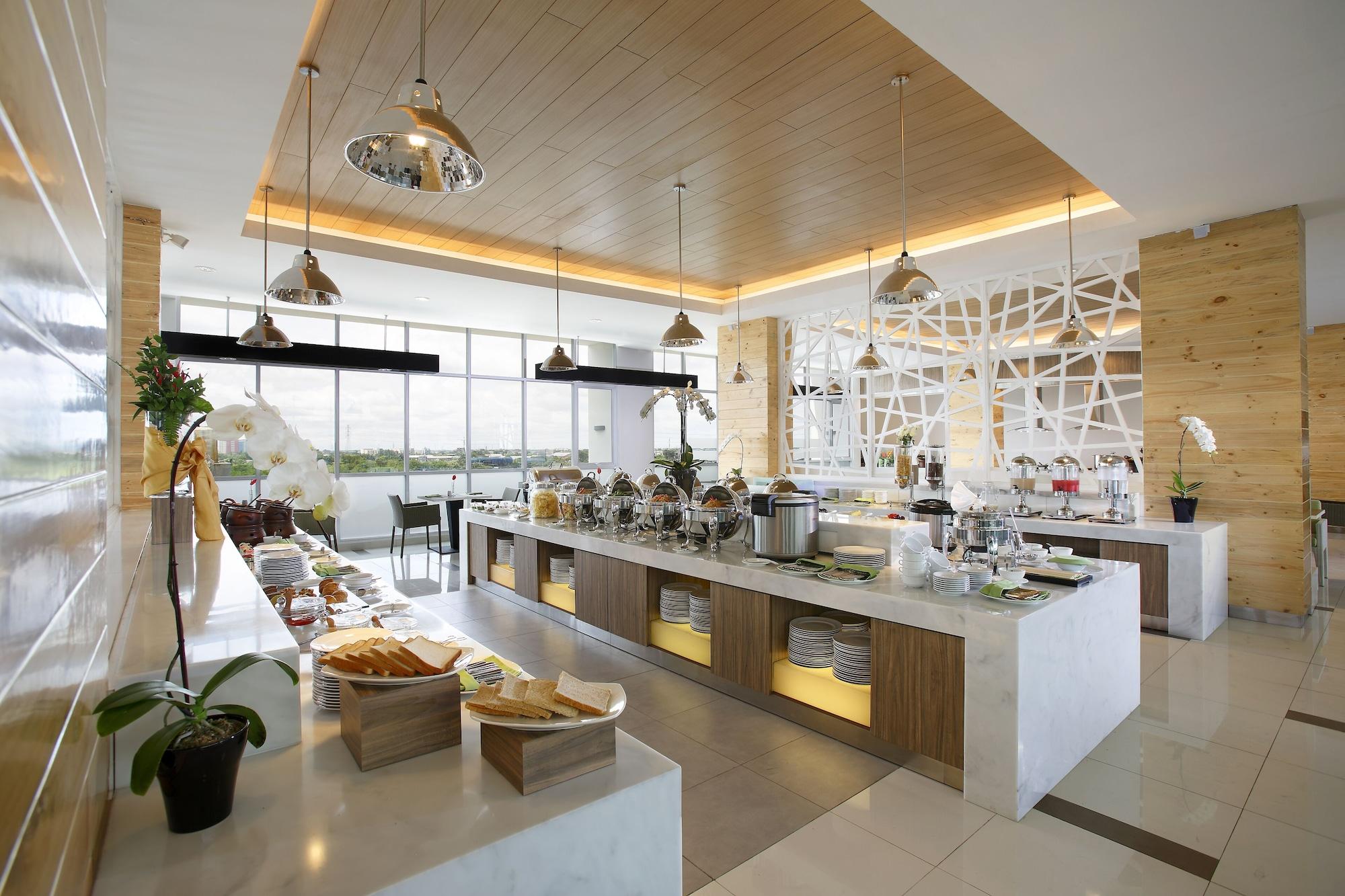Hotel Santika 3*
