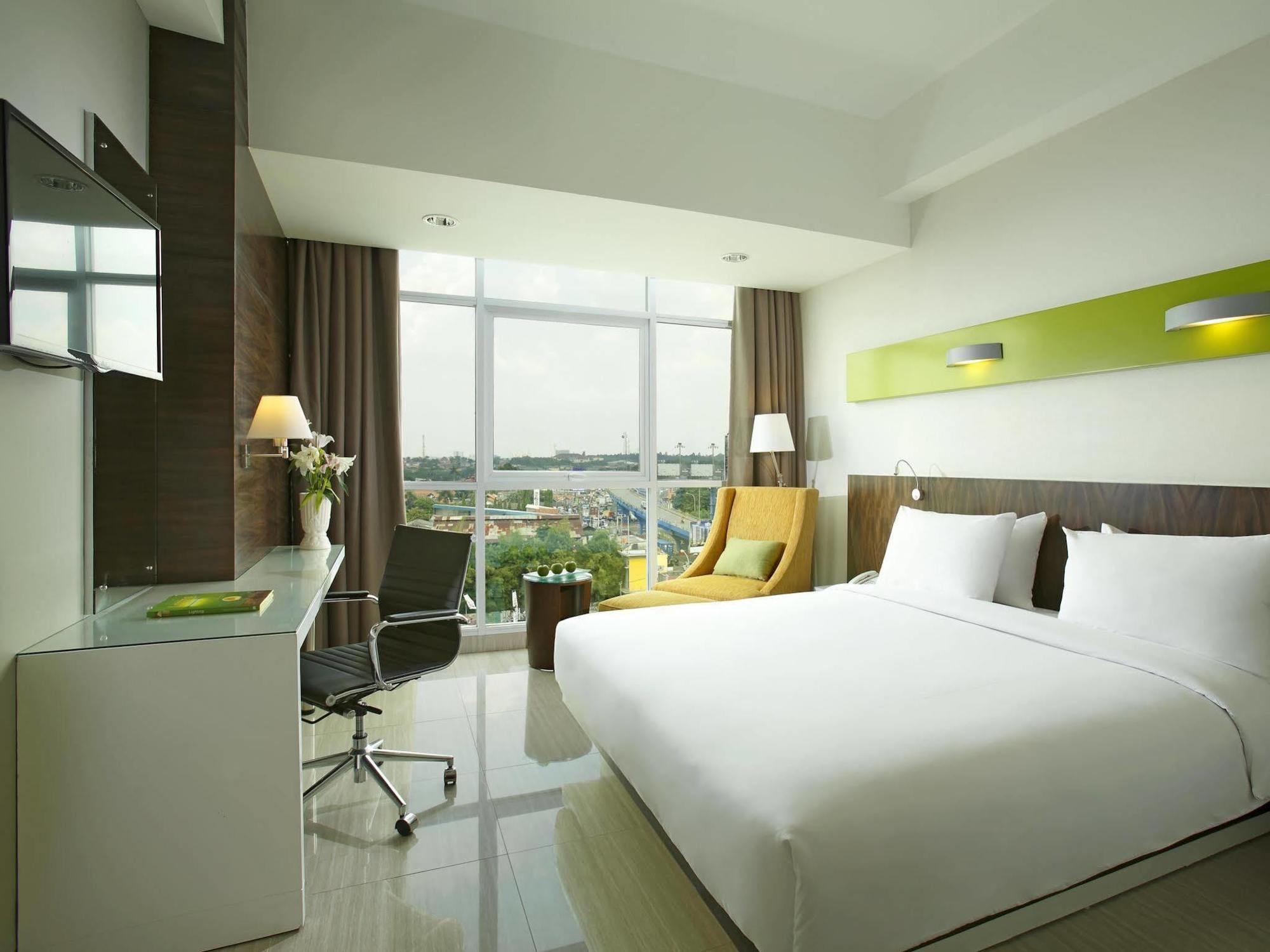 Hotel Santika 3*